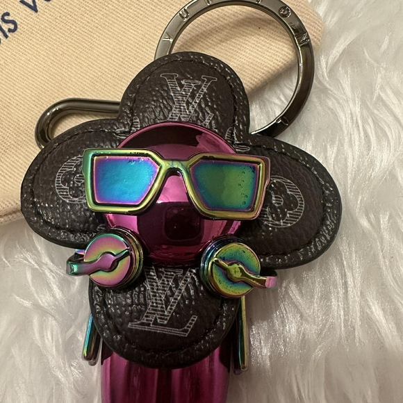 Louis V Multicolor Keychain - Picture 2 of 8
